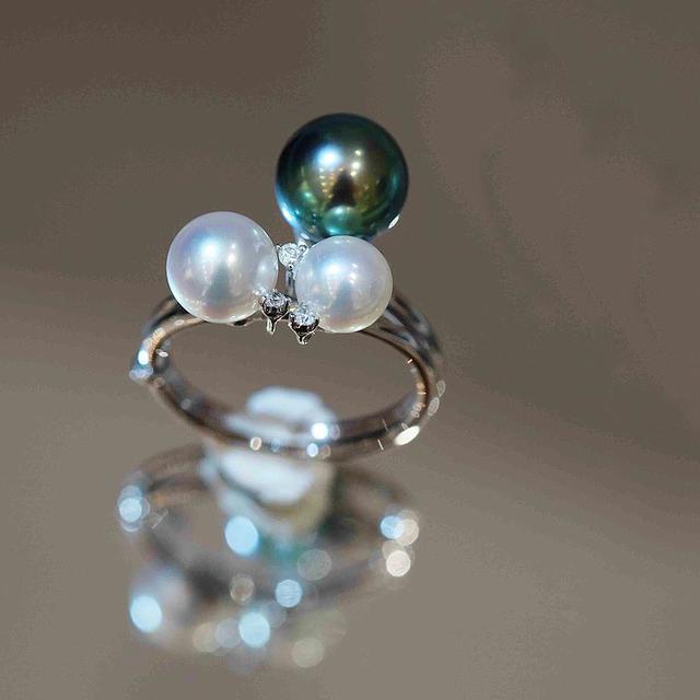 环环相扣两戴款戒指